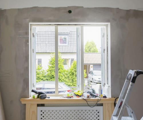 Ett rum i ett hus som renoveras och ska målas om.