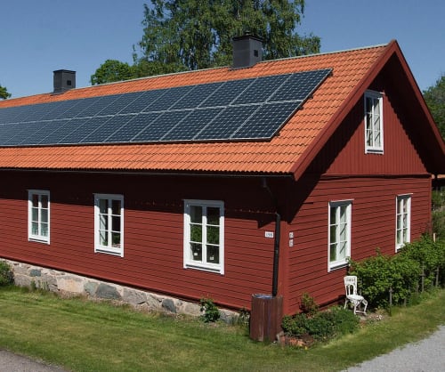 Hus med solceller på taket. Låna till solceller med ICA Bankens solcellslån.