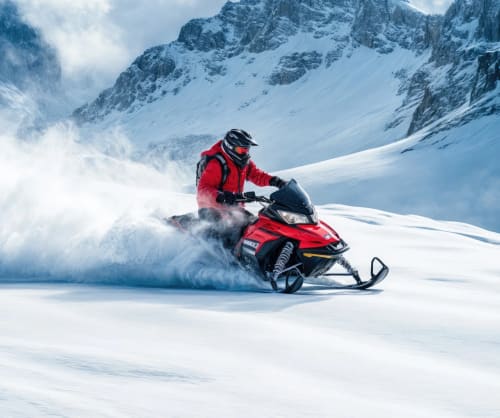 Person som kör en snöskoter. Låna till snöskoter med ICA Bankens skoterlån.