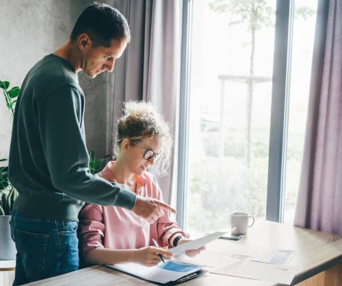 Man och kvinna går igenom ekonomin vid ett bord.