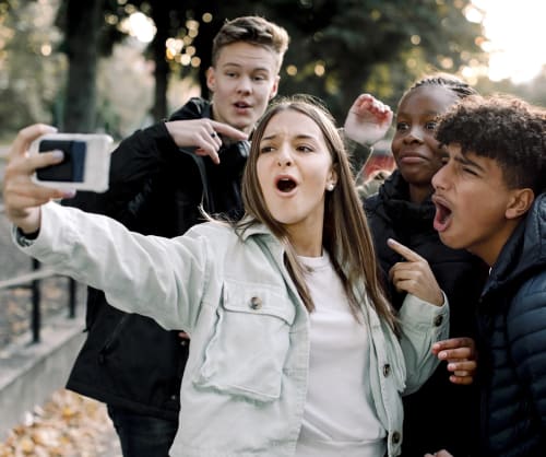 Ungdomar som tar en groupie.