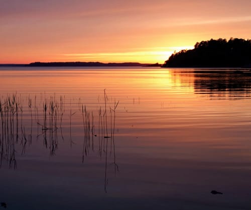 Solnedgång över sjö. Vad händer när en anhörig dör?