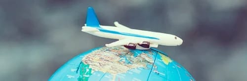 Flygplan och jordglob