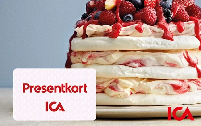 Ett ICA Presentkort med en stor tårta i bakgrunden.
