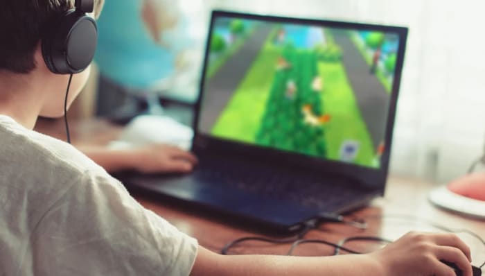 Kille spelar datorspel.