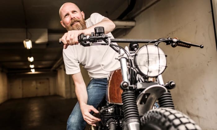 Man som sitter på en motorcykel