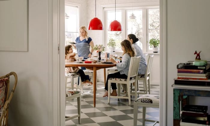 Familj som sitter runt ett matbord. Bixia - Byt elavtal och få bonus på ICA.