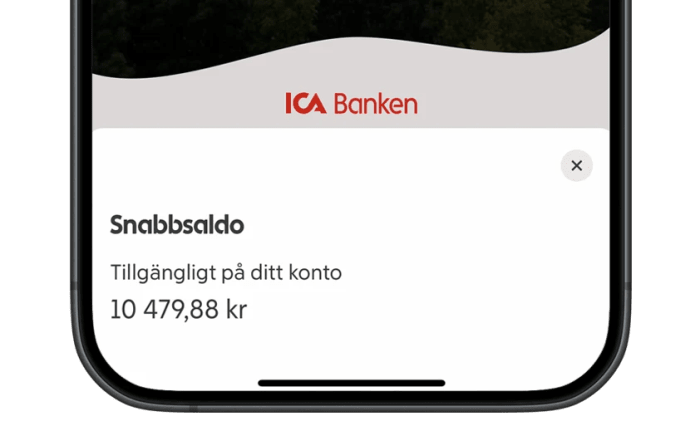 Del av en smartphone som visar var man kan se sitt Snabbsaldo i ICA Bankens app.