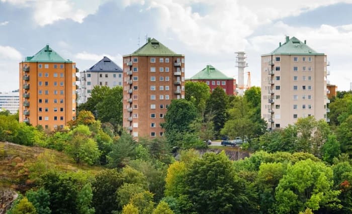 Vy över flera flerfamiljshus bredvid varandra.
