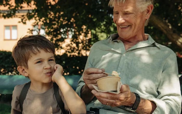 Farfar som äter glass med sitt barnbarn.