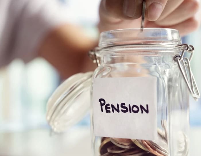 Person som lägger pengar i burk till pensionen