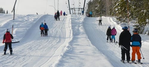 Människor åker i skidlift