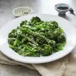 Recept Mjölkproteinfri Broccoli | ICA Saltinbakad wasabi och sesamlax med grillad broccoli