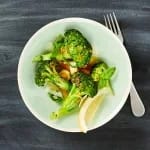 Broccolifest recept | ICA Saltinbakad wasabi och sesamlax med grillad broccoli