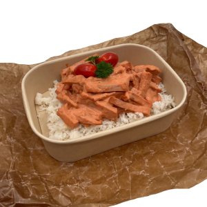 Krämig korvstroganoff serverad med ris. En klassisk husman som uppskattas av stora som små!
