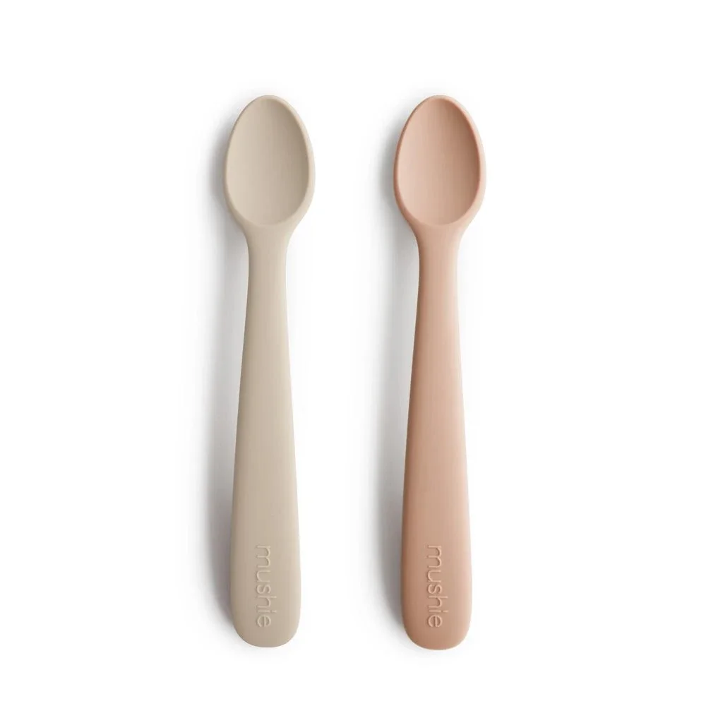 Mushie Silicone Feeding Spoons 2-pack Blush/Shifting Sand - Barntallrik & barnbestick