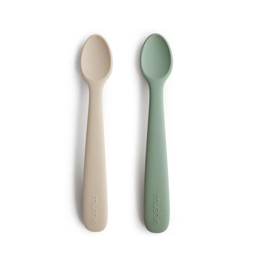Mushie Silicone Feeding Spoons 2-pack Cambridge Blue/Shifting Sand - Barntallrik & barnbestick
