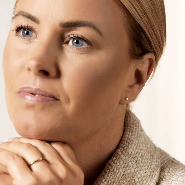 Blomdahl Örhängen Tiffany Pearl White 4 mm Blomdahl