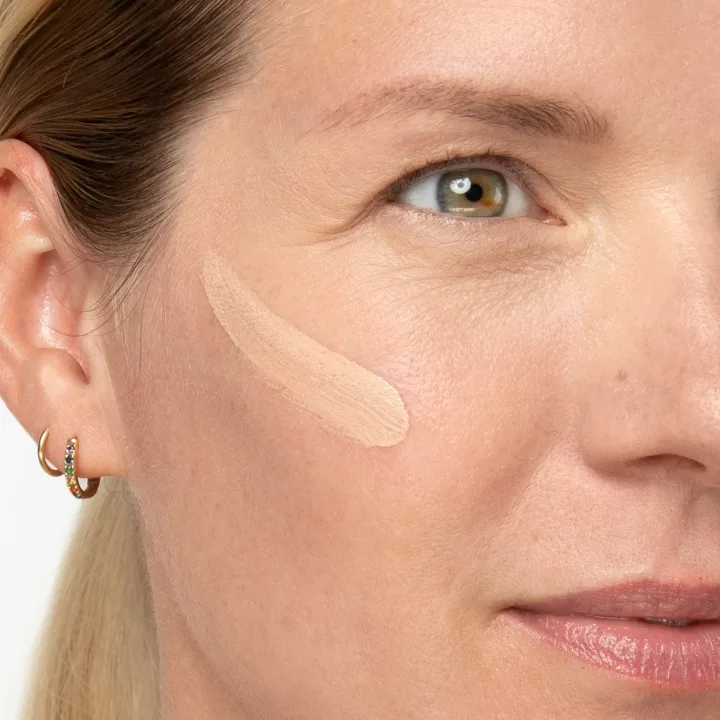 Lavinde Copenhagen Natural Glow Liquid Foundation 201 Cool Ivory Lavinde Copenhagen