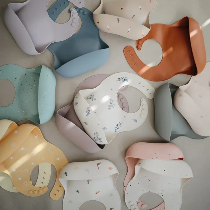 Mushie Silicone Bib Lilac Flowers Mushie