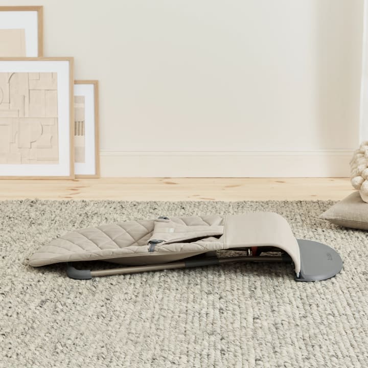 BabyBjörn Babysitter Bliss Vävd Klassisk Quilt Sandgrå Babybjörn