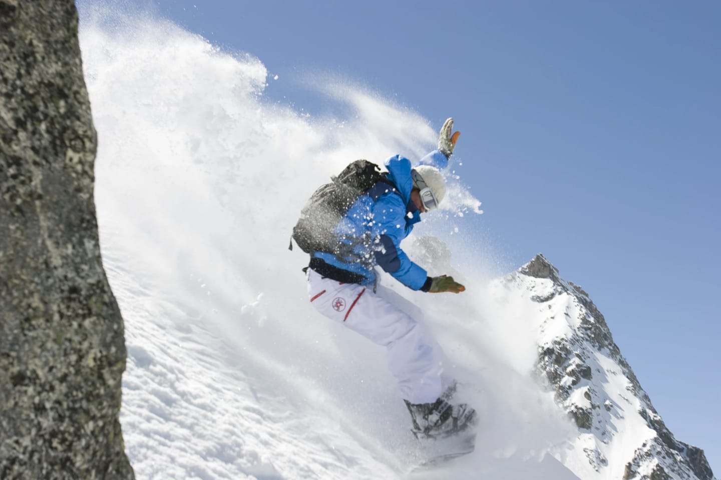 Person åker snowboard i vad som ser ut att vara offpist.