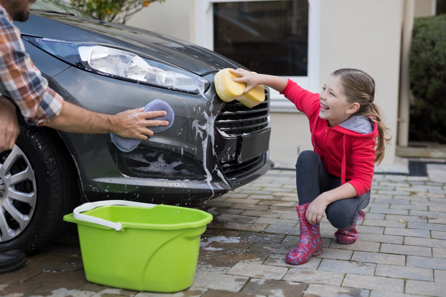 Far och dotter tvättar bilen tillsammans