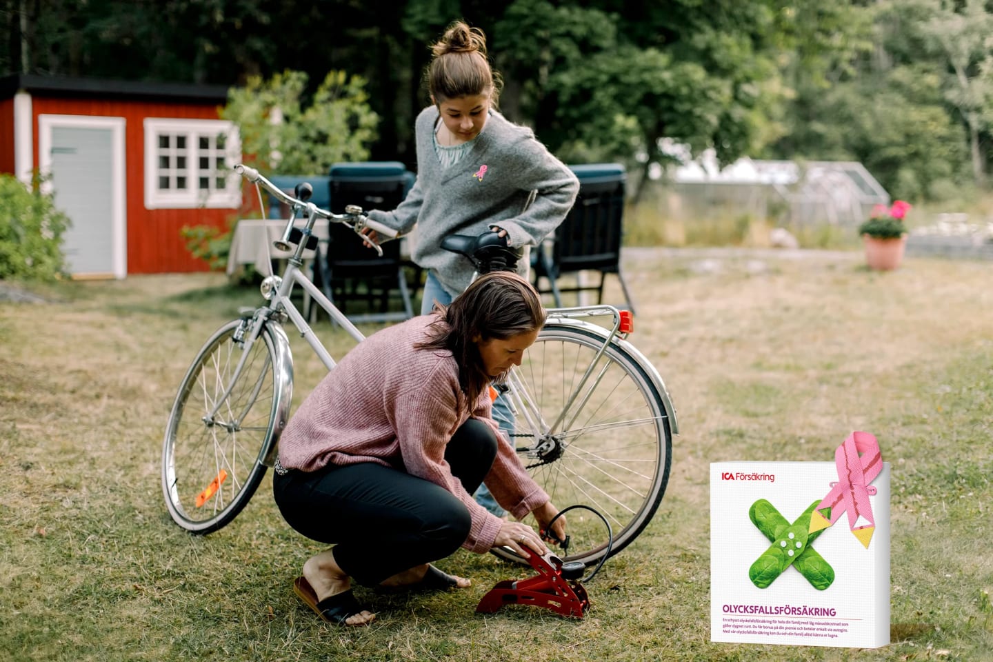 Mamma pumpar sin dotters cykel som står bredvid på gräsmatta. Olycksfallsförsäkringsboxen står i hörnet med Rosa bandet på.