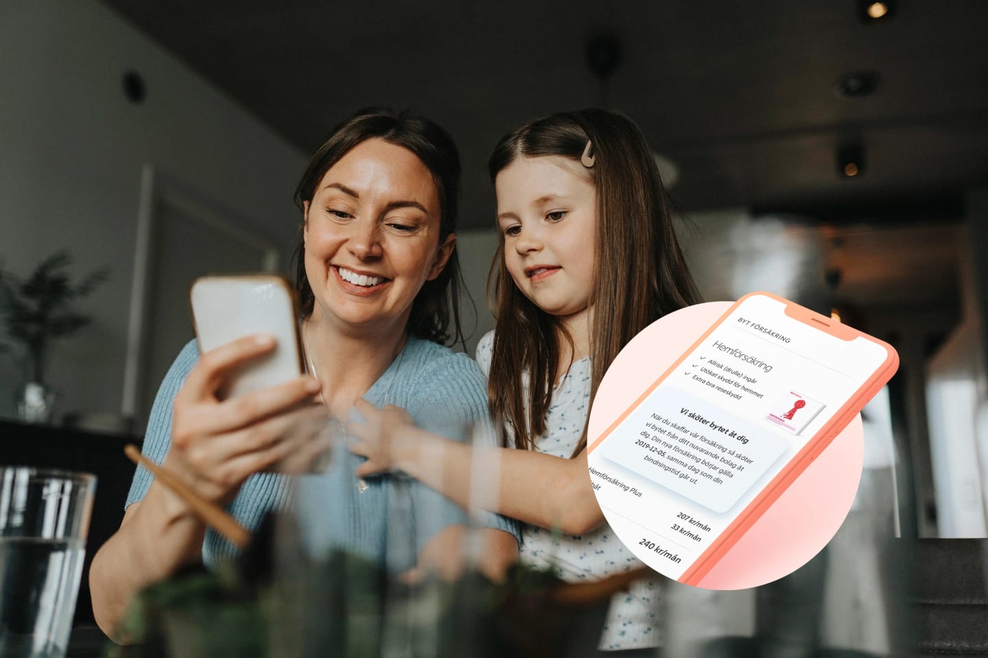 Mamma och dotter tittar på telefon och ler. I förgrunden syns en animerad telefon som visar tjänsten Försäkringsutmanaren på skärmen.