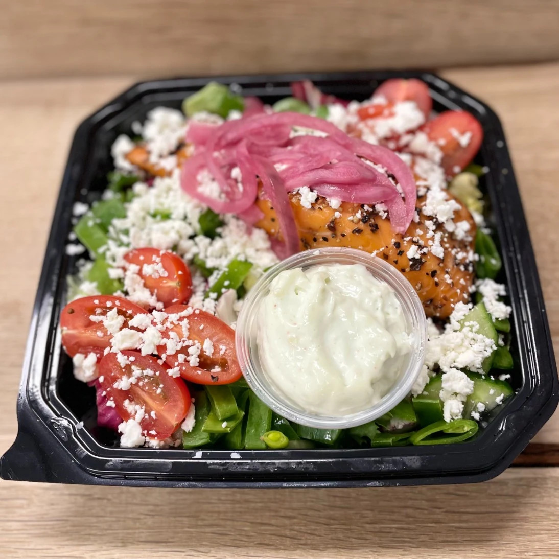 Laxsallad med fetaost 
