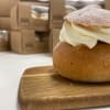Klassisk semla med mandelmassa och grädde