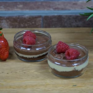 Daimchessecake dekoreras med färska bär