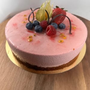 Hallonmoussetårta med passionsfrukt