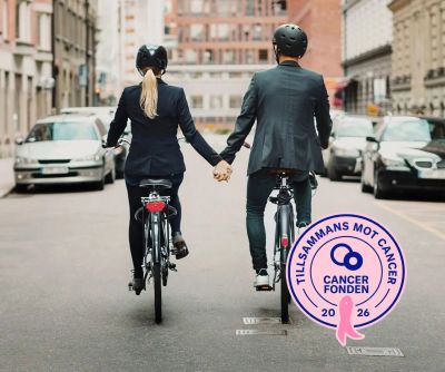 Ett par som cyklar och håller varandra i handen.