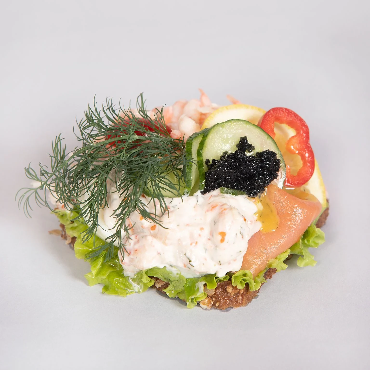 Skaldjursmacka på grovt bröd