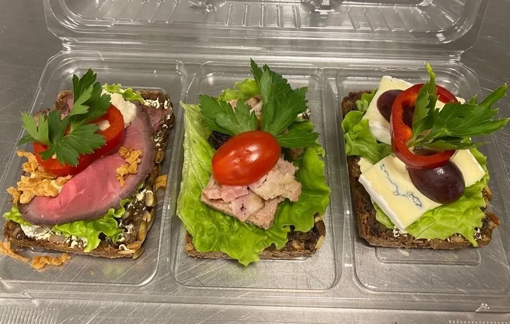 Små smörrebröd 3-pack med rostbiff, dansk leverpastej, ost
