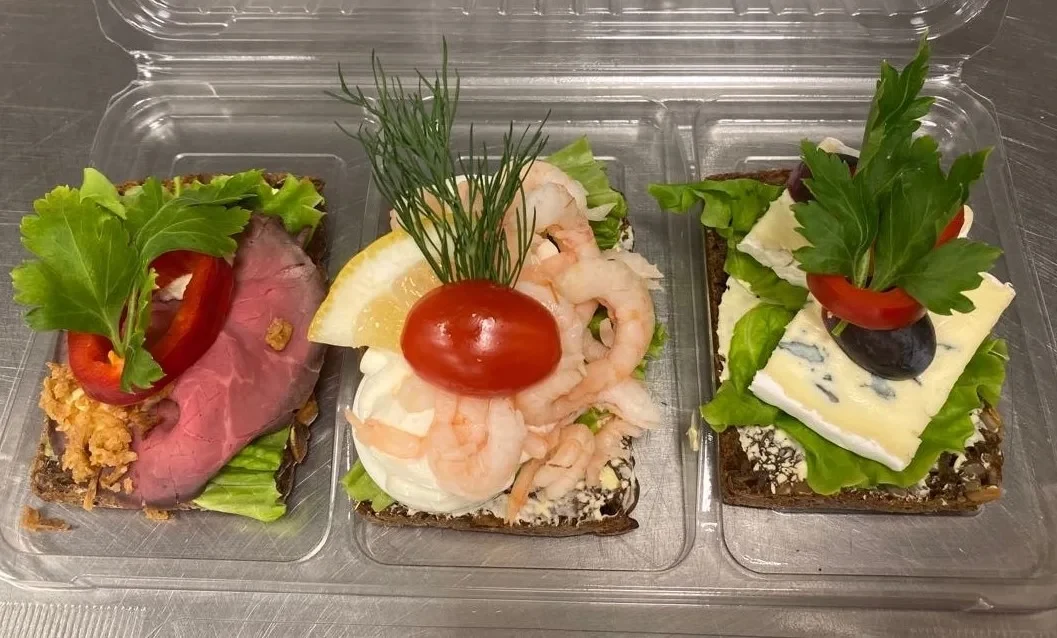 Små smörrebröd 3-pack med rostbiff, räkor, ost