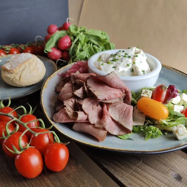 Rostbiff med potatissallad, gourmetsallad och picklad rödlök