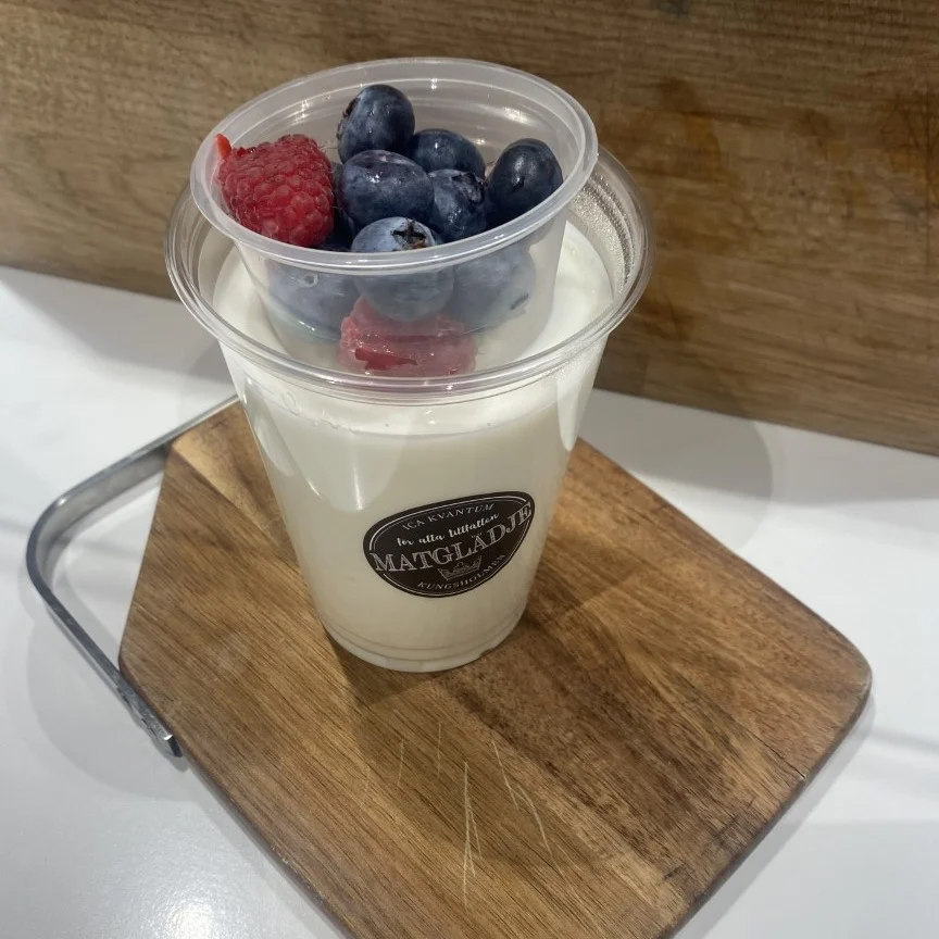 Yoghurt med färska bär