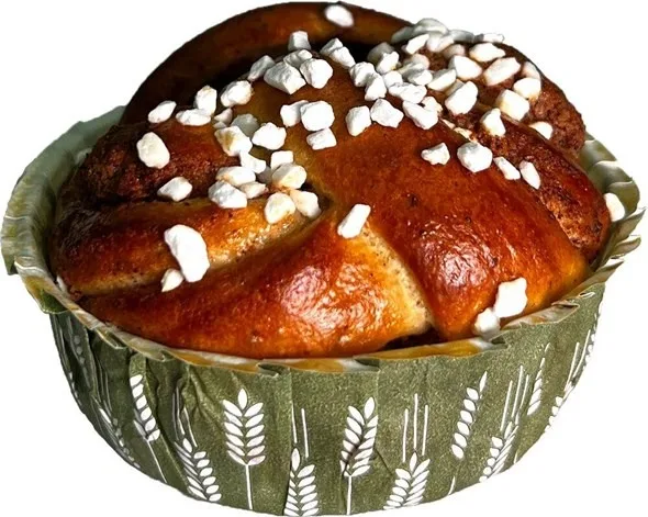 Saftig veteknut bakad med smör och surdeg och rikligt fylld med kanelfyllning med smör och mandelmassa.