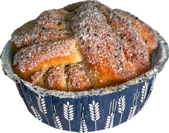 Saftig veteknut bakad med smör och surdeg och rikligt fylld med kardemummafyllning med smör och mandelmassa.
