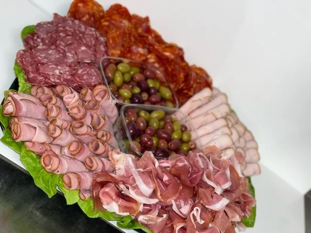 Tryffelsalami Ventrecina piccante  Flatrökt skinka Örtkalkon Proscuitto crudo Blandade oliver Baguette