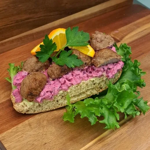 Köttbullssmörgås på grovkaka