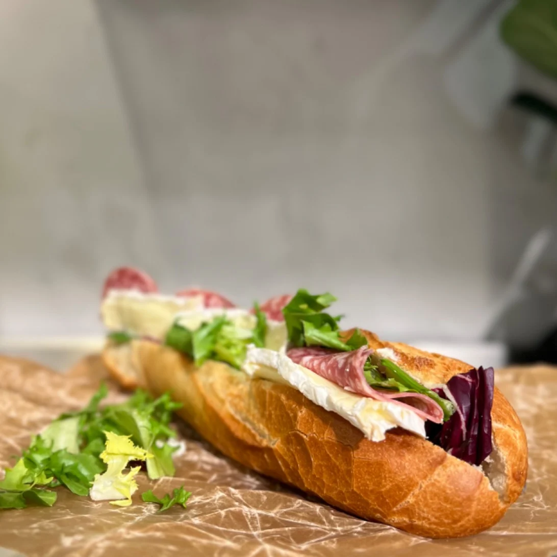 Baguette Med Salami & Brie - Produktsida | Catering ICA Supermarket Bjästa