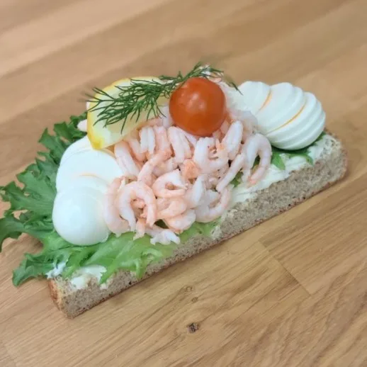 Räksmörgås på grovkaka