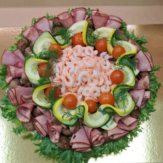 Kött och räktårta för många personer, smörgåstårta kött och räk, smörgåstårta varberg, varberg smörgåstårta, smörgåstårta kvantum