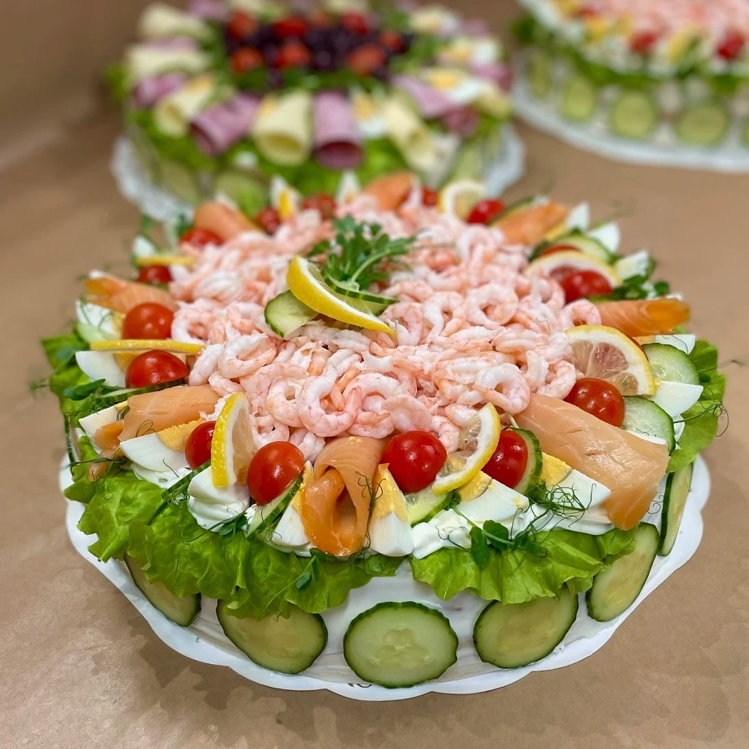 Smörgåstårta med räkor och lax