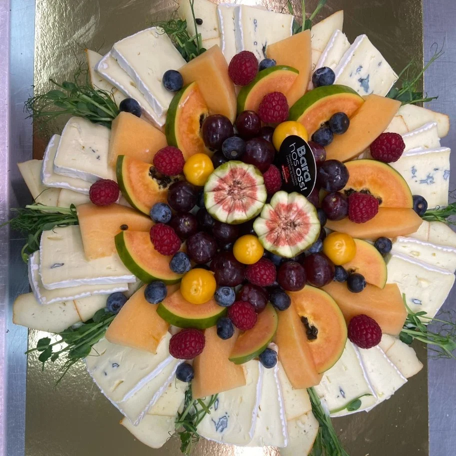 En vegetarisksmörgåstårta med ost och frukt, vegetarisk smörgåstårta, smörgåstårta vegetariskm, vegetarisk catering, vegetarisk mat varberg