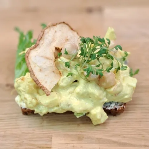 Smörrebröd med kycklingcurryröra