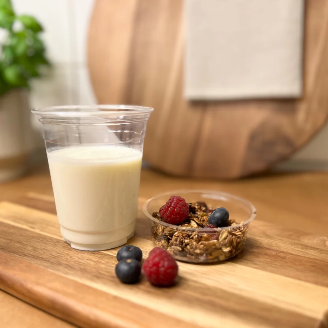 Yoghurtbägare med fruktgranola